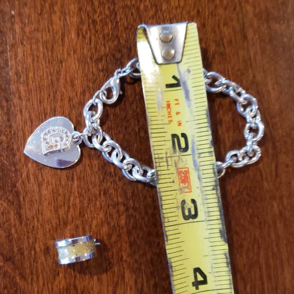 Small bracelet with heart and one stud earing letter G